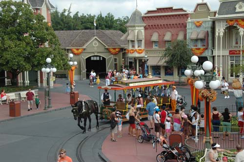 Starting To Decorate The Magic Kingdom For Halloween The Dis