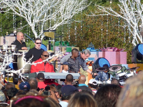 Stevie Wonder plays at the castle