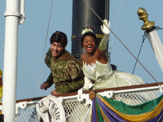 Tiana and Naveen greet the Crowd