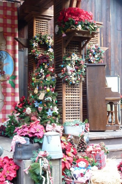 Rustic Holiday Decor Ideas from Disneyland's Big Thunder Ranch ...