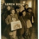 433px-February_23rd_1908_Boys_Selling_Newspapers_on_Brooklyn_Bridge