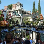 DL Haunted Mansion Holiday Entrance
