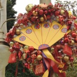 DL Small World Holiday Wreaths Asian Fan