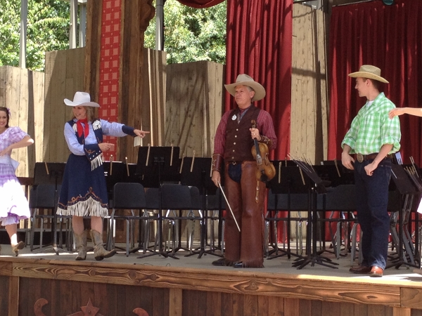 DL Big Thunder Jamboree Farley the Fiddler Closeup