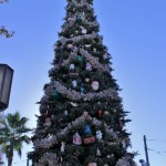 DL DCA Holiday Buena Vista Street Tree daytime (400x600)